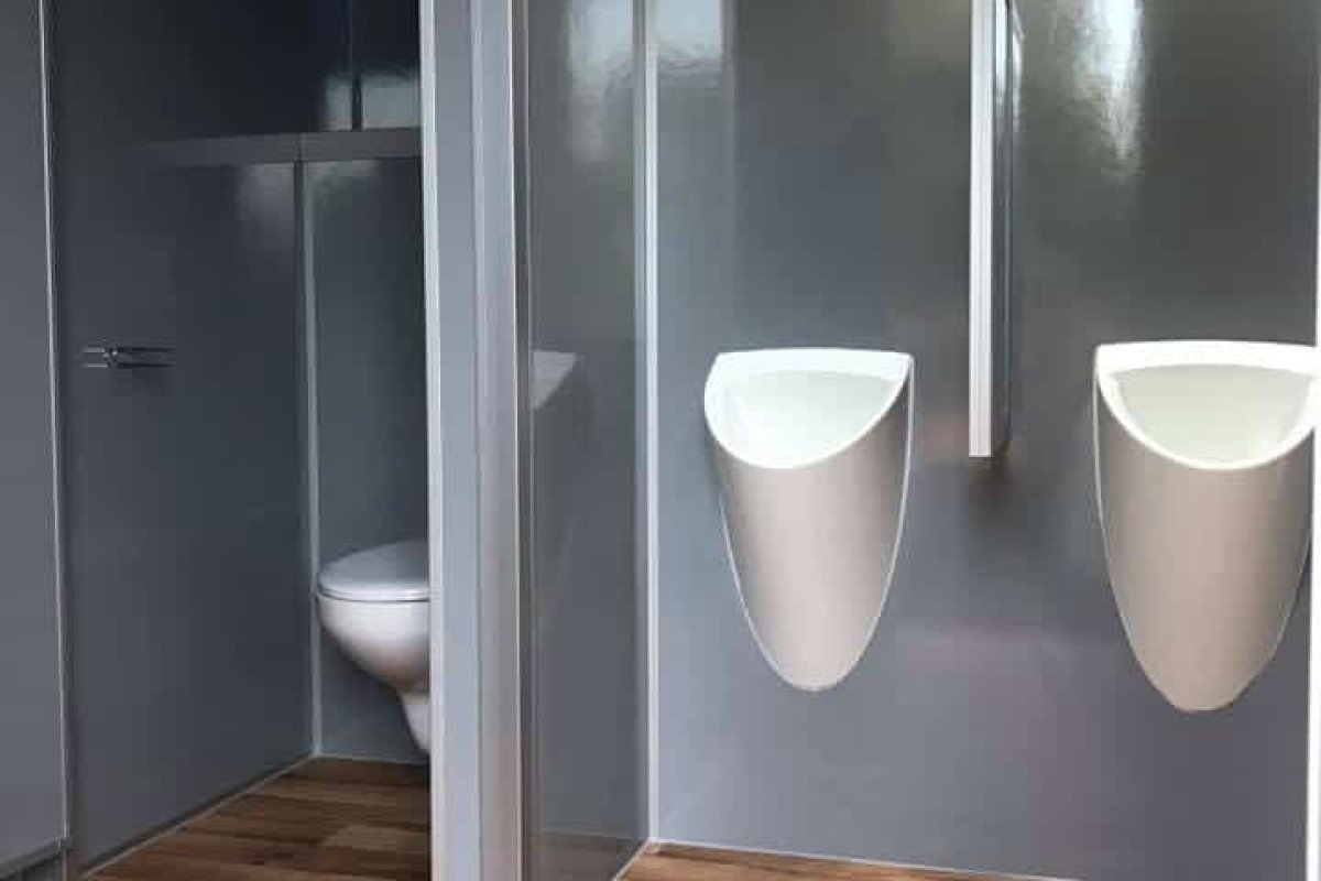 Nieuwe VIP toiletwagen met houten afwerking, buitenkant