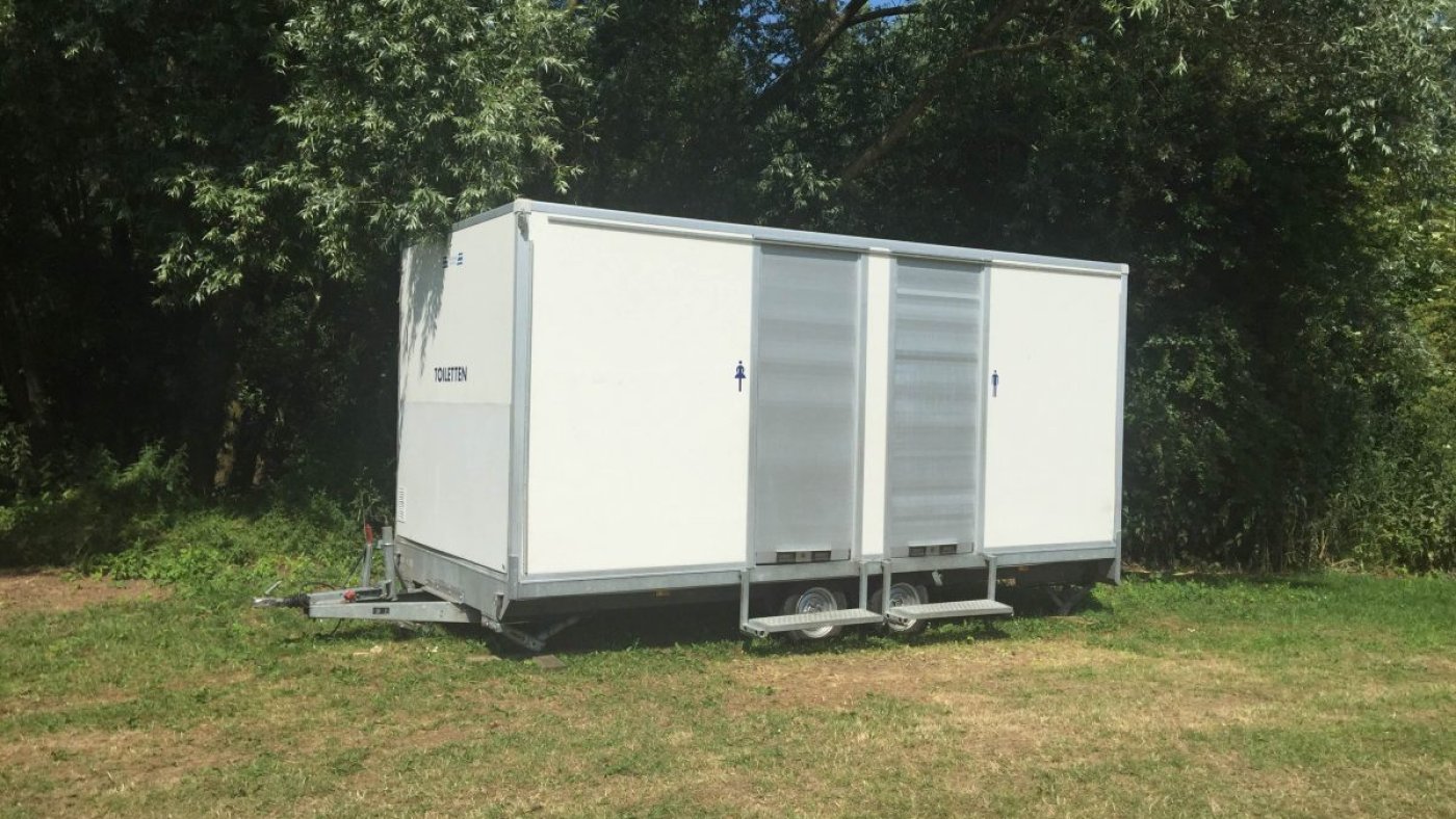 Nieuwe toiletwagen buitenkant bij Smulders Verhuur