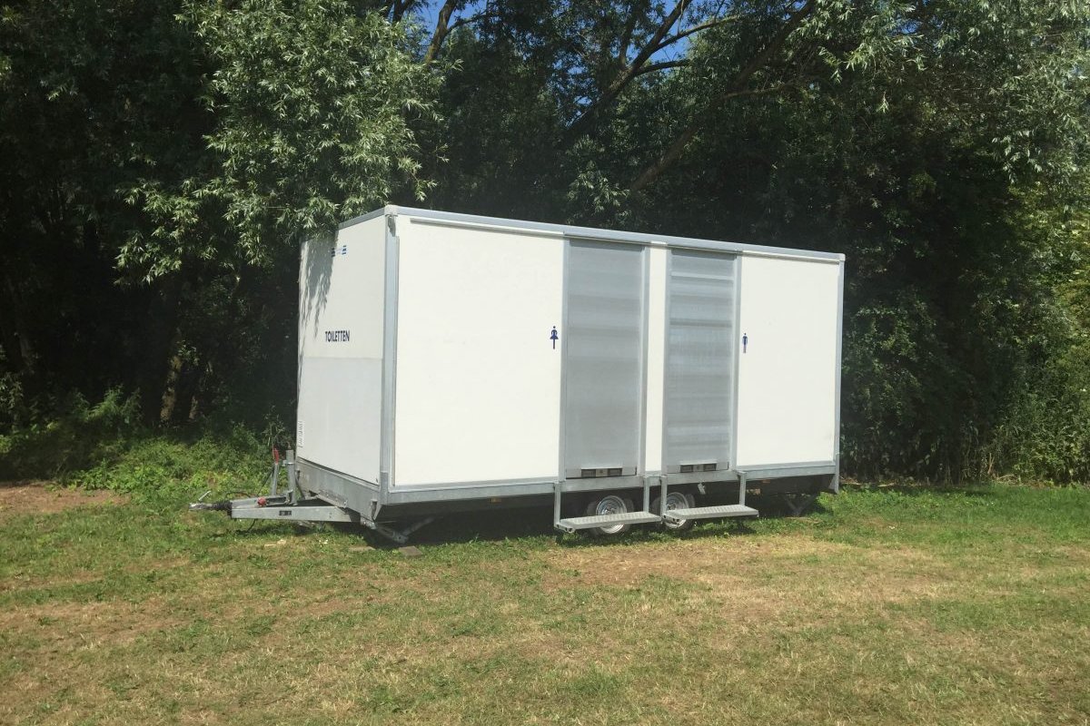 Nieuwe toiletwagen buitenkant bij Smulders Verhuur
