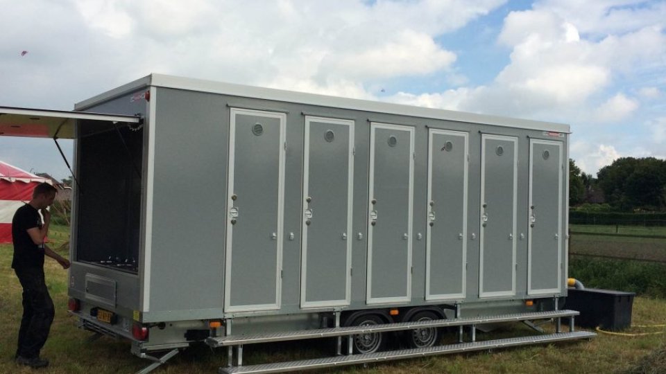 Evenementen toiletwagen buitenkant te huur in Brabant