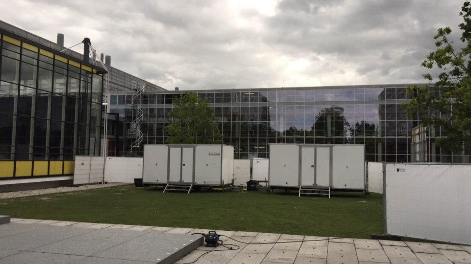 Toiletwagen met septic tanks bij TU Eindhoven