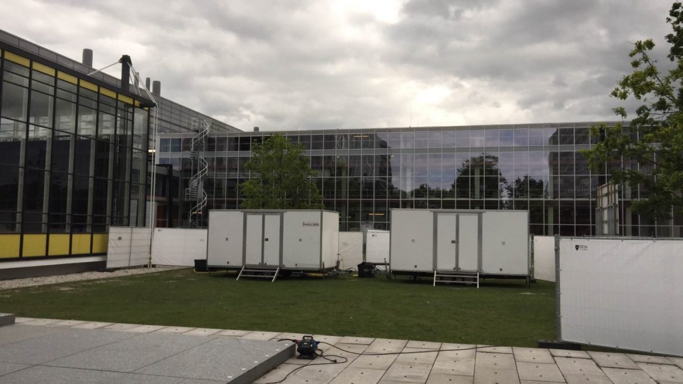 Toiletwagen met septic tanks bij TU Eindhoven