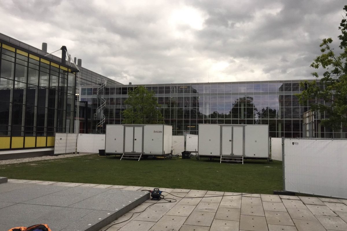 Toiletwagen met septic tanks bij TU Eindhoven