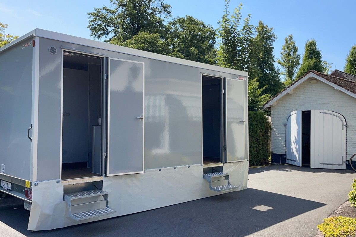 Luxe toiletwagen voor een bruiloft