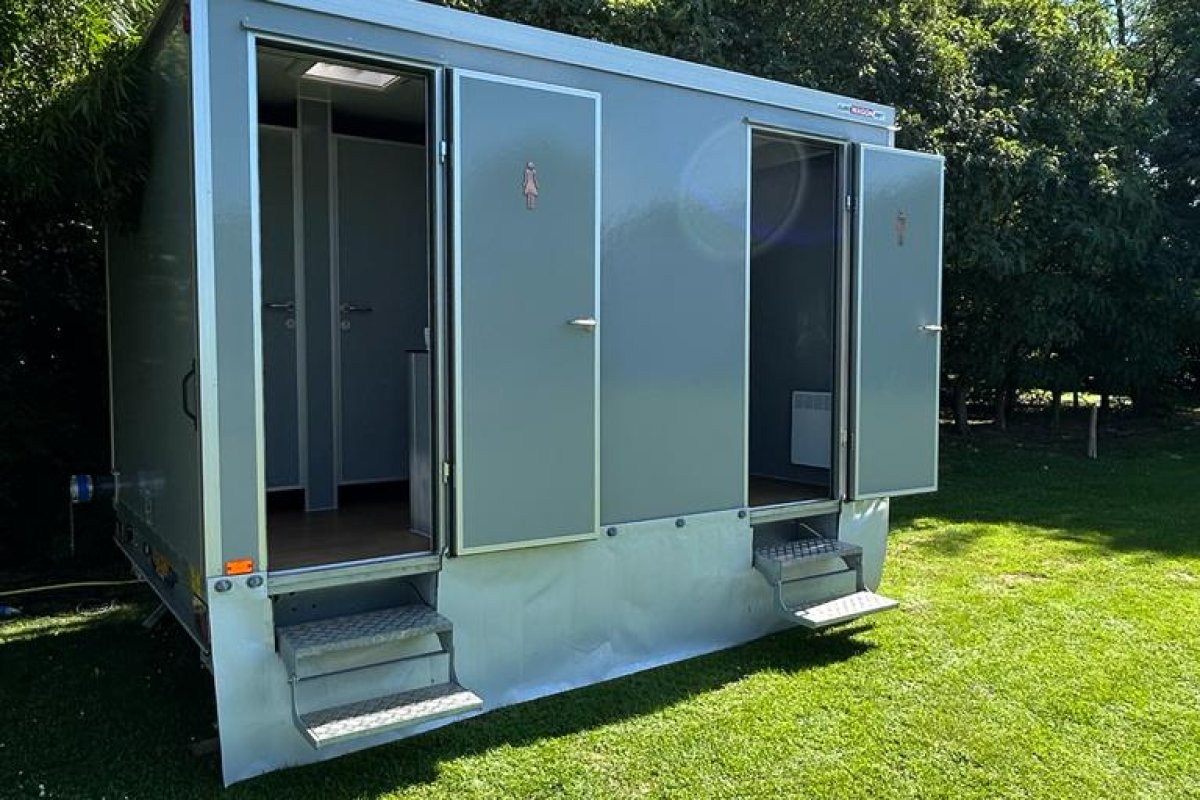 Toiletwagen huren voor een bruiloft, zijaanzicht
