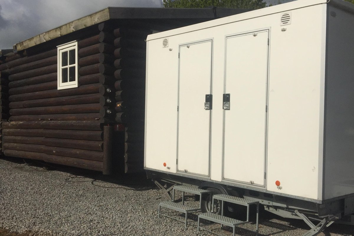 Toiletwagen bij apres-ski hut in Waalwijk, Noord-Brabant