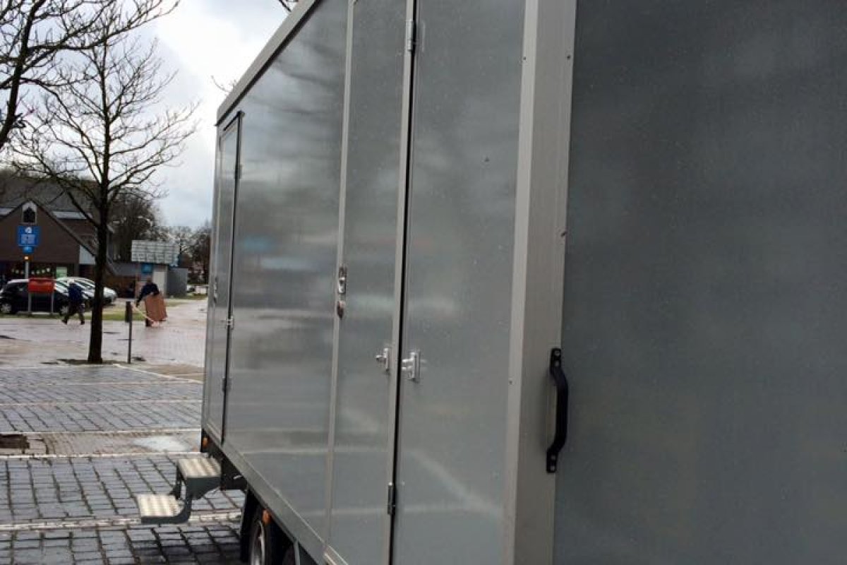 VIP toiletwagen interieur met wasbakken