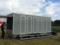 Evenementen toiletwagen achterkant met wasbakken