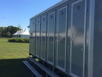 Evenementen toiletwagen vooraanzicht