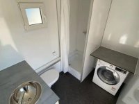 Mobiele badkamer met wasmachine, buitenkant