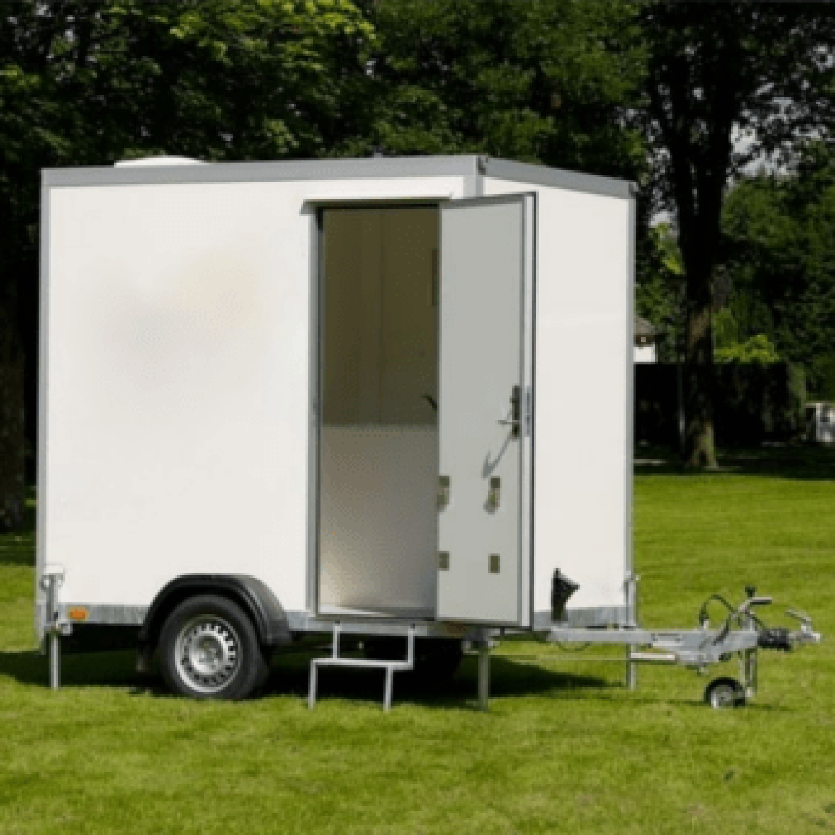 Mobiele badkamer met wasmachine en droger, overzicht
