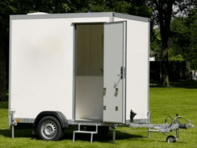 Mobiele badkamer met wasmachine en droger, overzicht