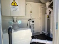 Technische ruimte mobiele badkamer met wasmachine