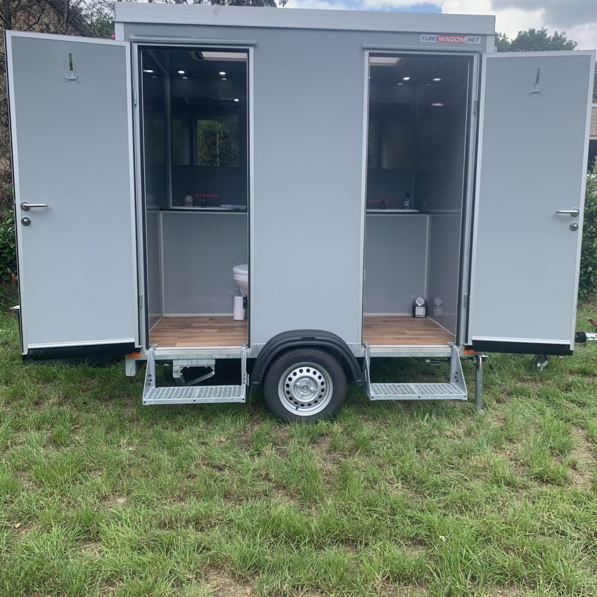 VIP mini toiletwagen hout buitenkant