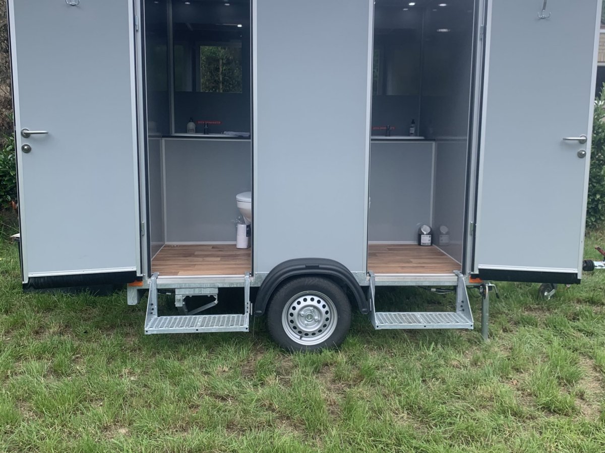 VIP mini toiletwagen hout buitenkant