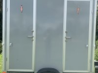 Mini VIP toiletwagen hout vooraanzicht