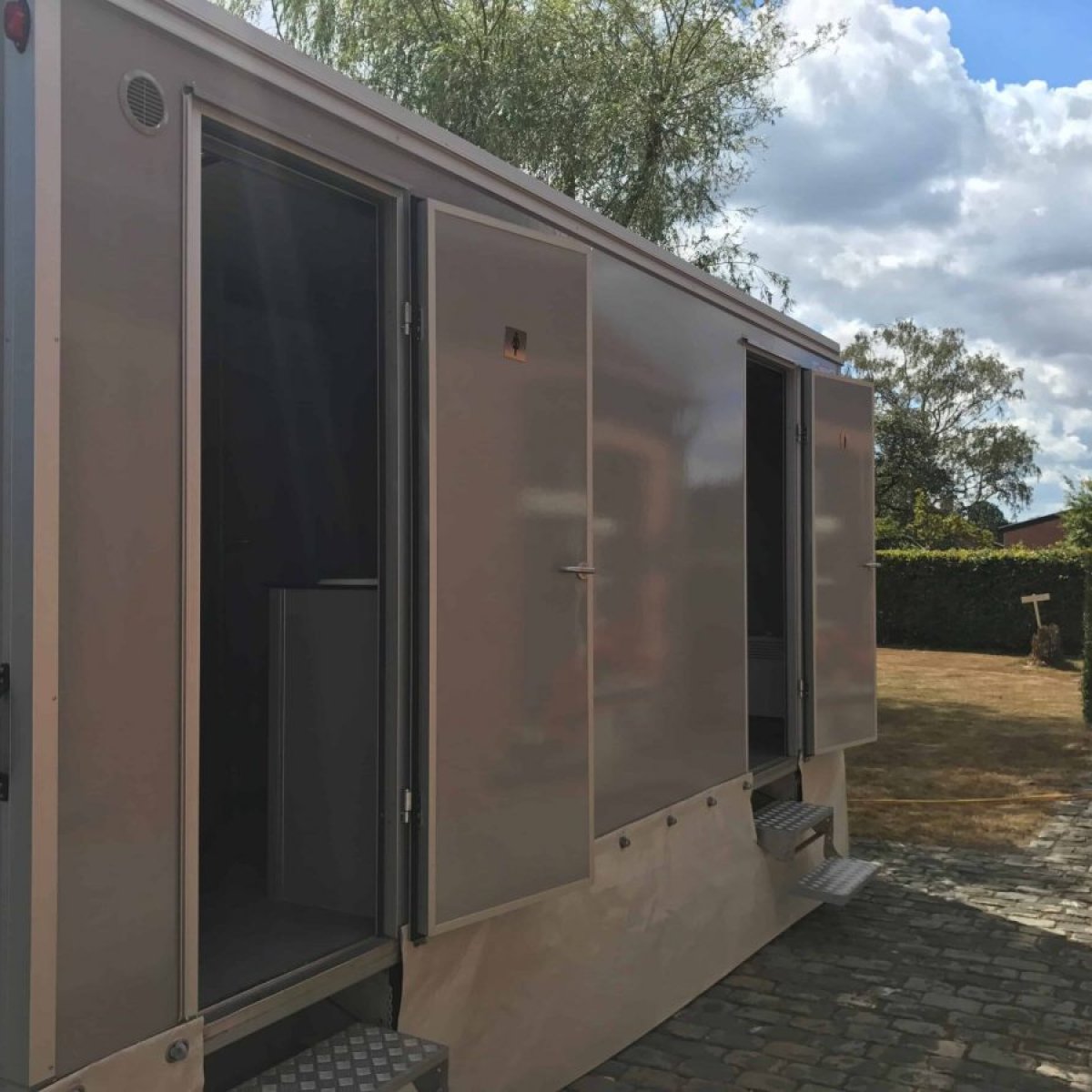 VIP toiletwagen hout zijaanzicht