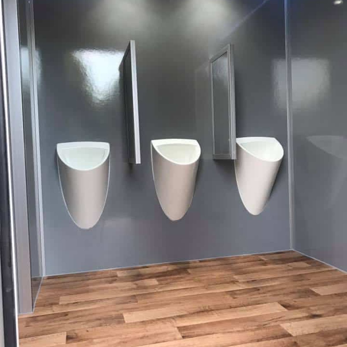 VIP toiletwagen hout buitenkant