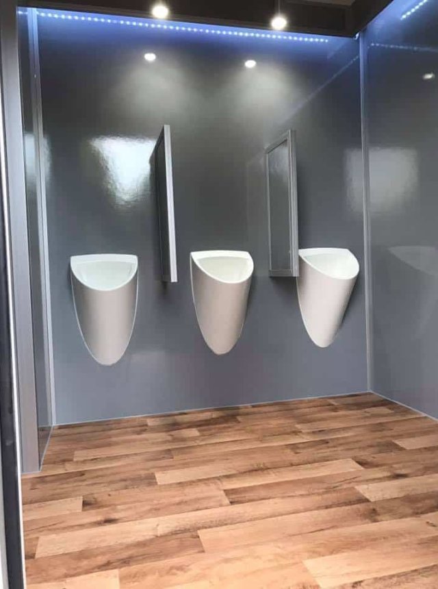 VIP toiletwagen hout buitenkant